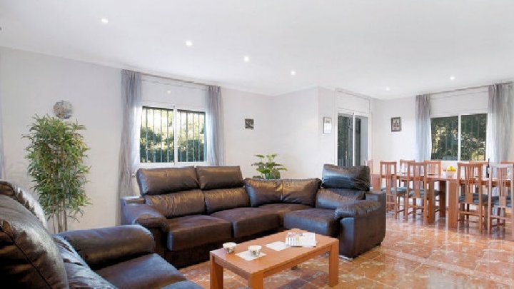 Amplia casa familiar con vistas a la montaña, piscina y ubicación privilegiada en Serra Brava – Lloret de Mar