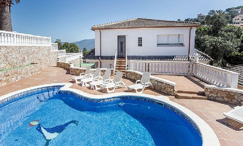 Amplia casa familiar con vistas a la montaña, piscina y ubicación privilegiada en Serra Brava – Lloret de Mar