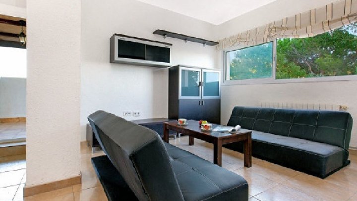 Amplia casa familiar con vistas a la montaña, piscina y ubicación privilegiada en Serra Brava – Lloret de Mar