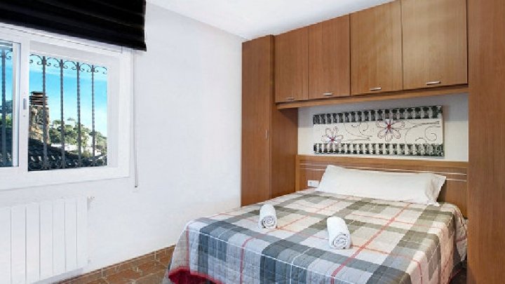 Amplia casa familiar con vistas a la montaña, piscina y ubicación privilegiada en Serra Brava – Lloret de Mar