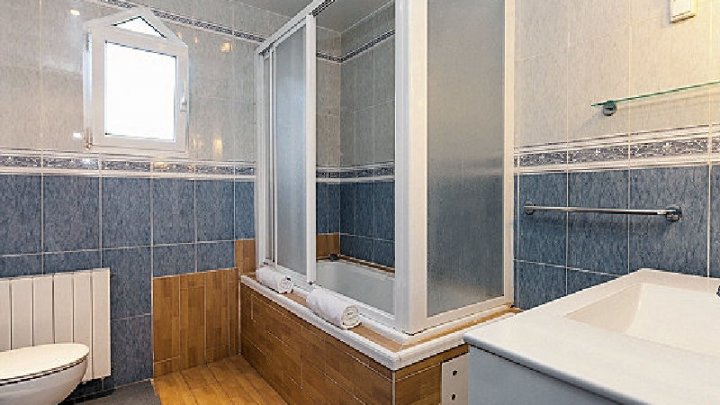 Amplia casa familiar con vistas a la montaña, piscina y ubicación privilegiada en Serra Brava – Lloret de Mar
