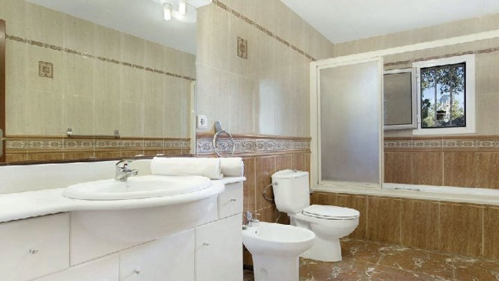 Amplia casa familiar con vistas a la montaña, piscina y ubicación privilegiada en Serra Brava – Lloret de Mar
