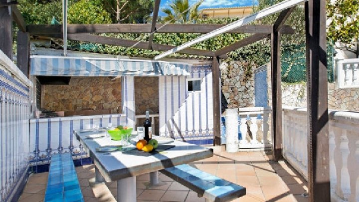 Amplia casa familiar con vistas a la montaña, piscina y ubicación privilegiada en Serra Brava – Lloret de Mar