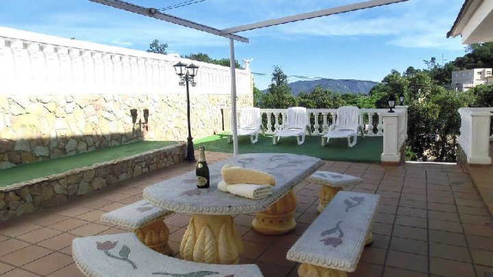 Amplia casa familiar con vistas a la montaña, piscina y ubicación privilegiada en Serra Brava – Lloret de Mar
