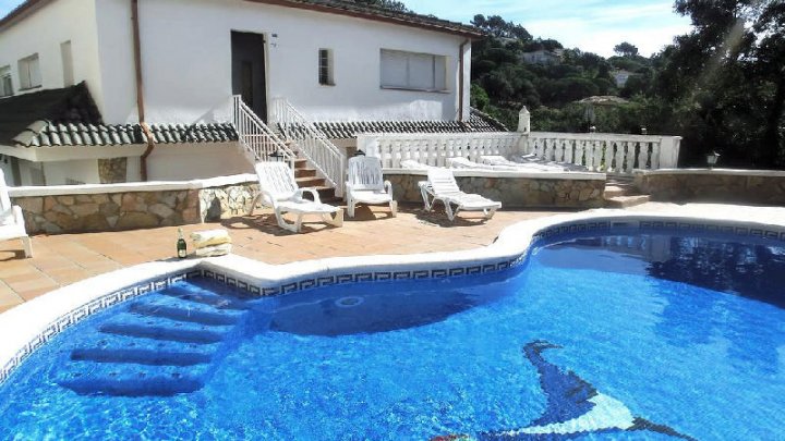 Amplia casa familiar con vistas a la montaña, piscina y ubicación privilegiada en Serra Brava – Lloret de Mar