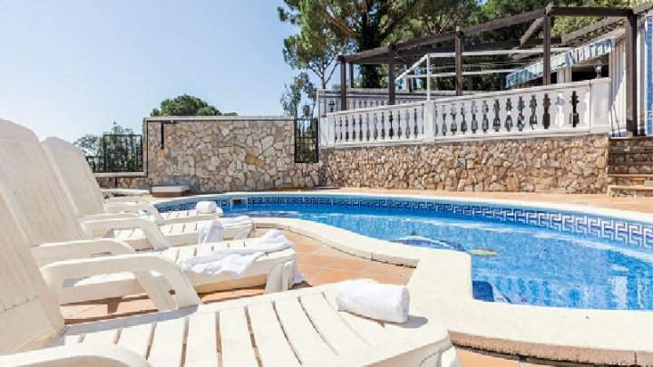 Amplia casa familiar con vistas a la montaña, piscina y ubicación privilegiada en Serra Brava – Lloret de Mar