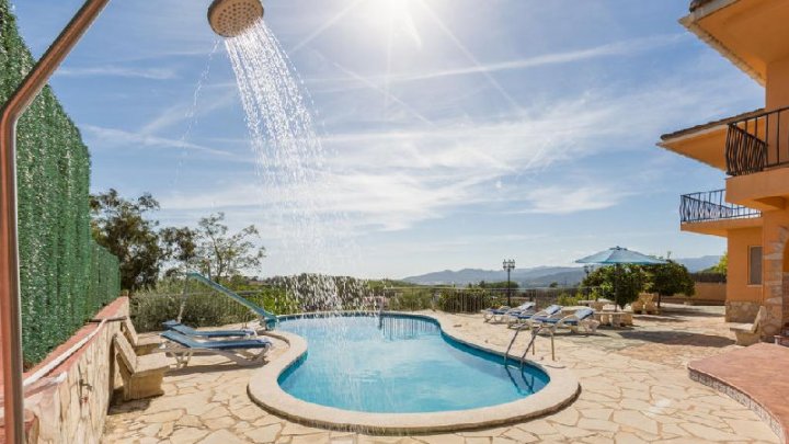  Casa de Vacaciones en Blanes, España: Amplia Propiedad con Piscina Privada y Vistas al Mar Impresionantes en Venta