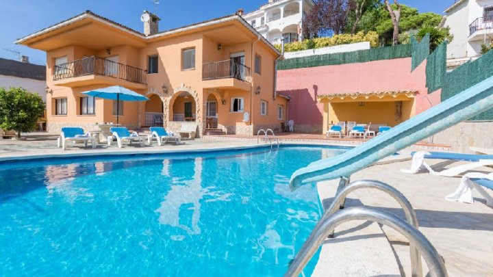  Casa de Vacaciones en Blanes, España: Amplia Propiedad con Piscina Privada y Vistas al Mar Impresionantes en Venta