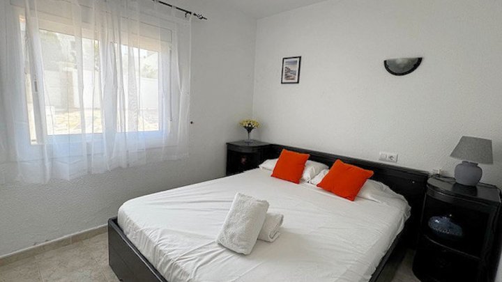 Traumhafte Ferienvilla in L’Escala – Zwei Wohneinheiten, Pool, Jacuzzi & Meerblick