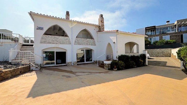 Traumhafte Ferienvilla in L’Escala – Zwei Wohneinheiten, Pool, Jacuzzi & Meerblick