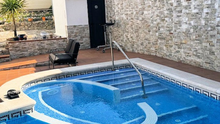 Traumhafte Ferienvilla in L’Escala – Zwei Wohneinheiten, Pool, Jacuzzi & Meerblick