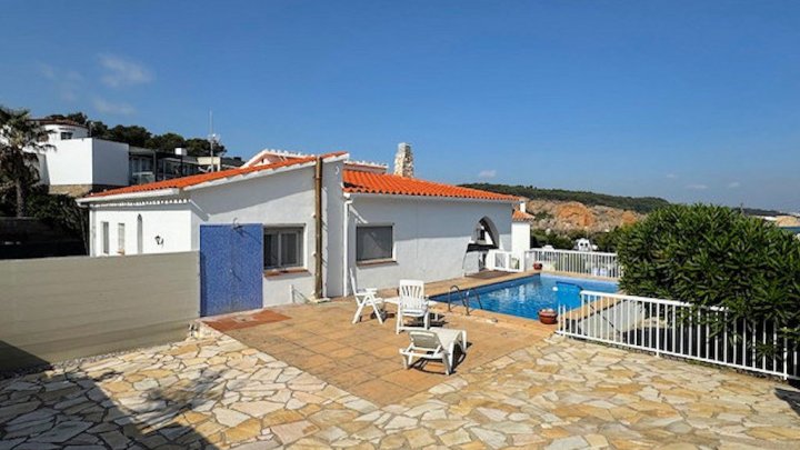 Traumhafte Ferienvilla in L’Escala – Zwei Wohneinheiten, Pool, Jacuzzi & Meerblick