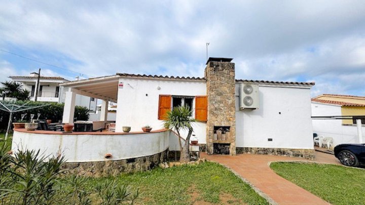 Einfamilienhaus mit privatem Pool in l’Escala an der Costa Brava in Spanien 