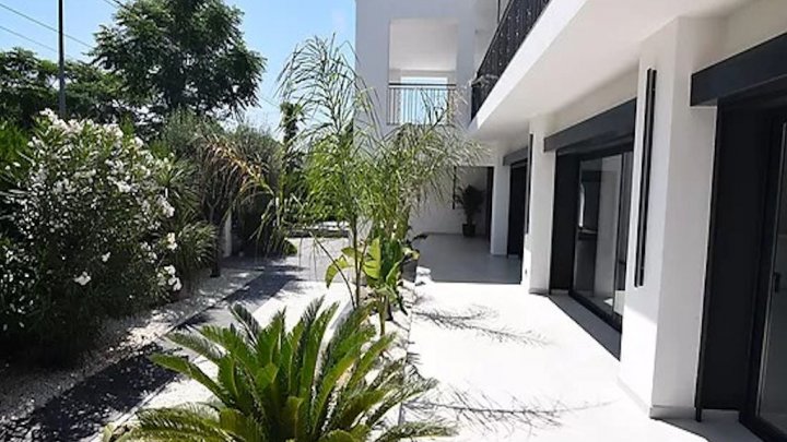 Luxusvilla mit Touristenlizenz in Toplage von Empuriabrava 