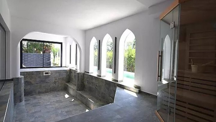 Luxusvilla mit Touristenlizenz in Toplage von Empuriabrava 
