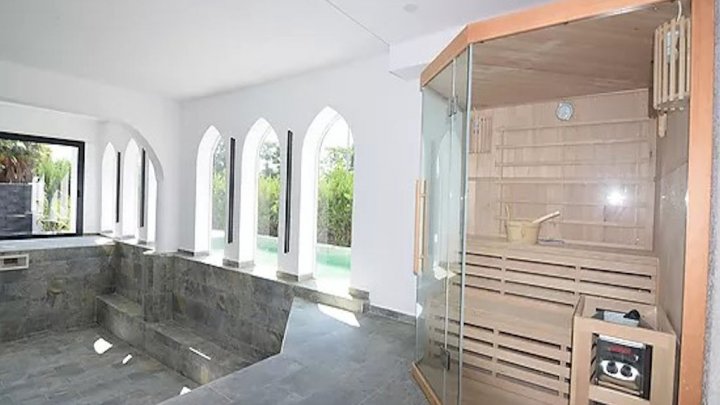 Luxusvilla mit Touristenlizenz in Toplage von Empuriabrava 