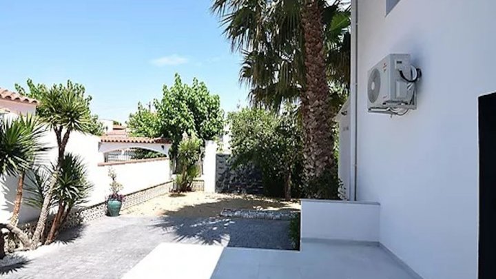 Luxusvilla mit Touristenlizenz in Toplage von Empuriabrava 