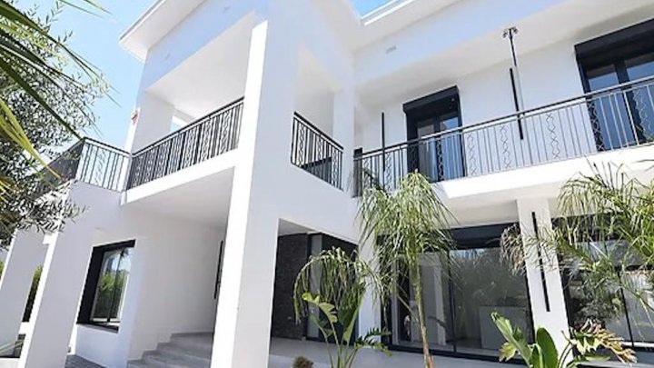 Luxusvilla mit Touristenlizenz in Toplage von Empuriabrava 