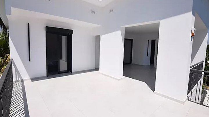 Luxusvilla mit Touristenlizenz in Toplage von Empuriabrava 