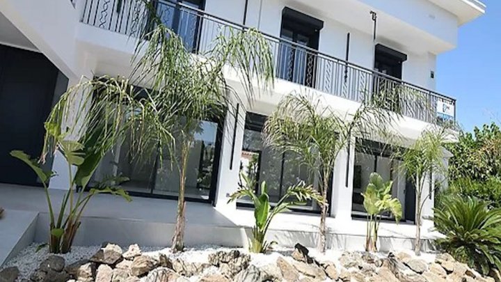 Luxusvilla mit Touristenlizenz in Toplage von Empuriabrava 