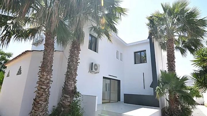 Luxusvilla mit Touristenlizenz in Toplage von Empuriabrava 