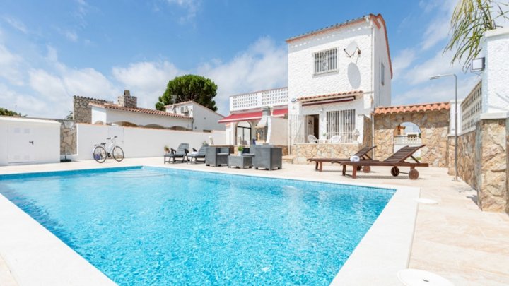 Espagne Empuriabrava villa de 4 chambres avec piscine privée à vendre