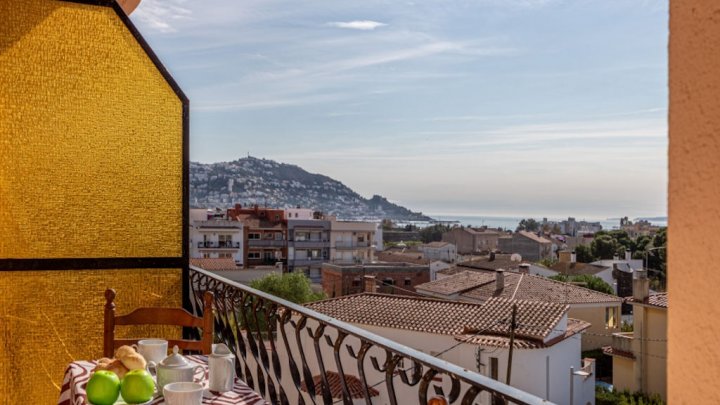 Sea view apartment for sale in Spain on the Costa Brava in the resort of Roses