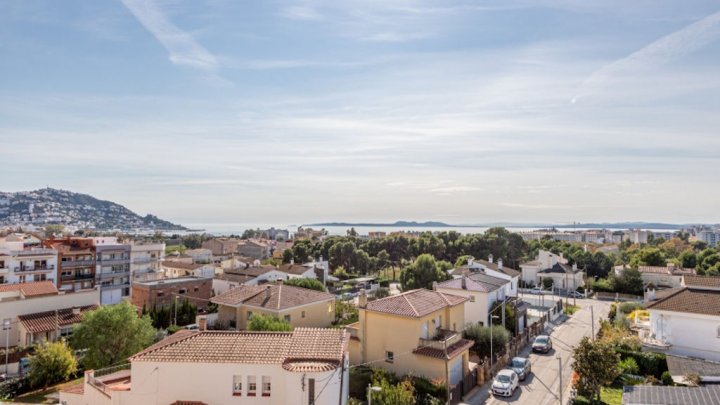 Sea view apartment for sale in Spain on the Costa Brava in the resort of Roses