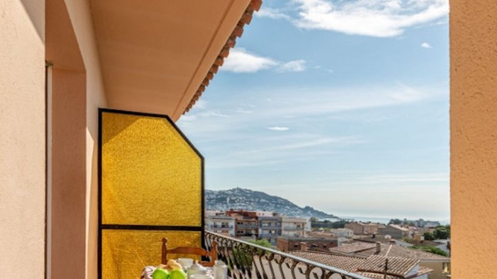 Sea view apartment for sale in Spain on the Costa Brava in the resort of Roses