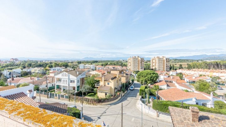 Sea view apartment for sale in Spain on the Costa Brava in the resort of Roses