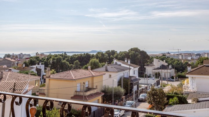 Sea view apartment for sale in Spain on the Costa Brava in the resort of Roses