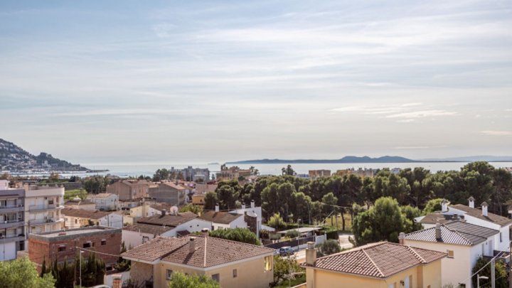 Sea view apartment for sale in Spain on the Costa Brava in the resort of Roses