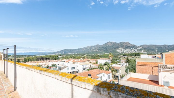 Sea view apartment for sale in Spain on the Costa Brava in the resort of Roses