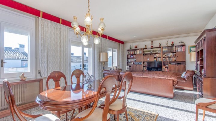 Edificio de apartamentos en venta en Figueres, Cataluña