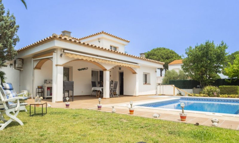 Maison de vacances avec piscine privée à vendre en Espagne à l'Escala sur la Costa Brava