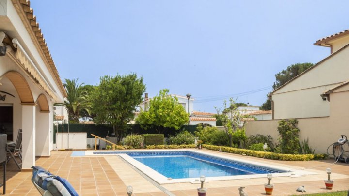 Maison de vacances avec piscine privée à vendre en Espagne à l'Escala sur la Costa Brava