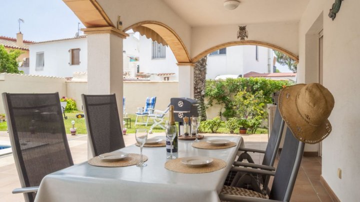Maison de vacances avec piscine privée à vendre en Espagne à l'Escala sur la Costa Brava