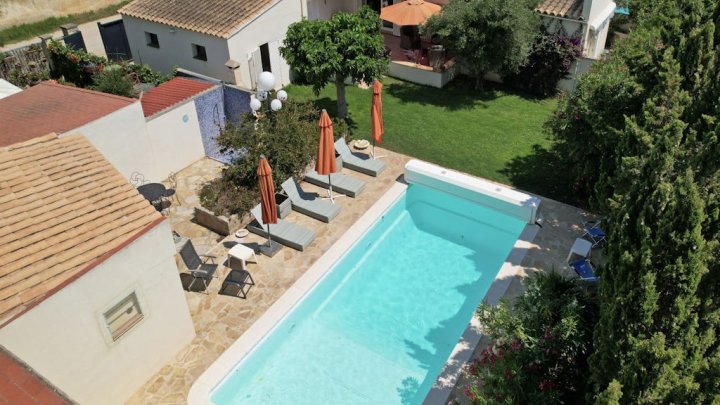 Villa de vacaciones con piscina privada en España en la Costa Brava en Sant Martí d'Empúries cerca de l'Escala