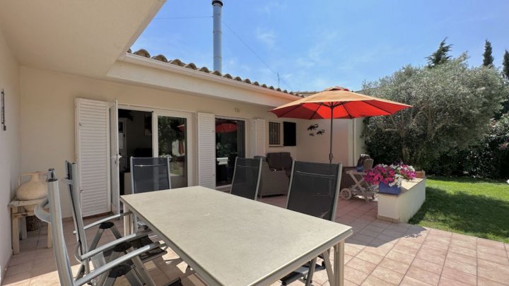 Villa de vacaciones con piscina privada en España en la Costa Brava en Sant Martí d'Empúries cerca de l'Escala