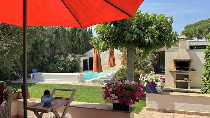 Villa de vacaciones con piscina privada en España en la Costa Brava en Sant Martí d'Empúries cerca de l'Escala
