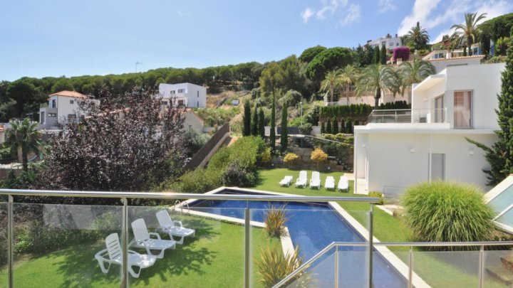 Villa de vacances exclusive en Espagne avec piscine privée sur la Costa Brava près de Lloret de Mar à vendre