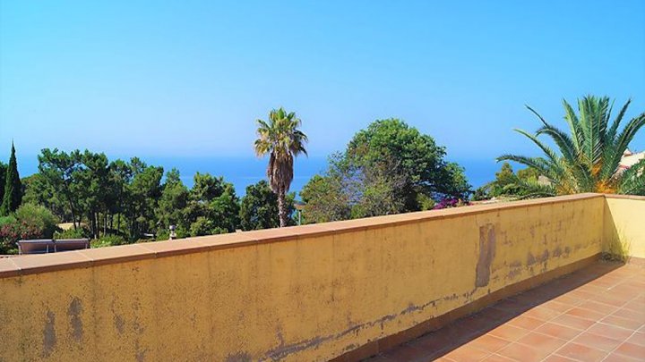 Modernes Ferienhaus in Spanien bei Lloret de Mar in der Urbanisation Cala Canyelles an der Costa Brava zu verkaufen