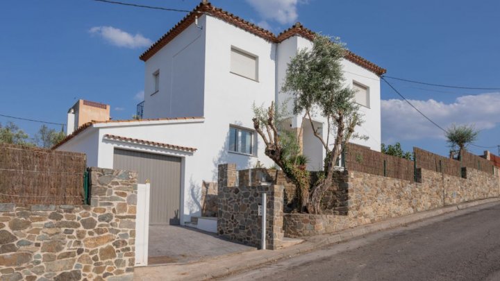 Beautiful detached house for sale in Spain in Catalonia in Bellcaire d'Empordà