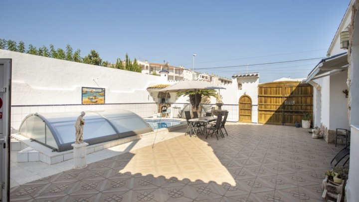 Espagne Empuriabrava Costa Brava 2 maisons à vendre sur le canal sur un terrain avec piscine privée et ponton