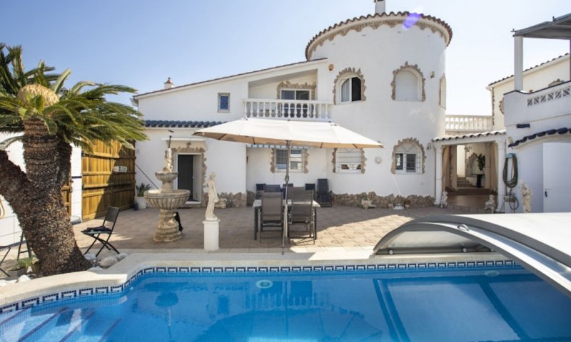 Espagne Empuriabrava Costa Brava 2 maisons à vendre sur le canal sur un terrain avec piscine privée et ponton