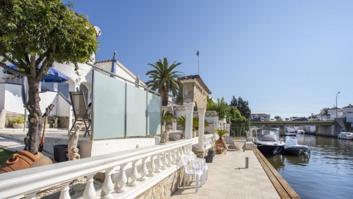Espagne Empuriabrava Costa Brava 2 maisons à vendre sur le canal sur un terrain avec piscine privée et ponton