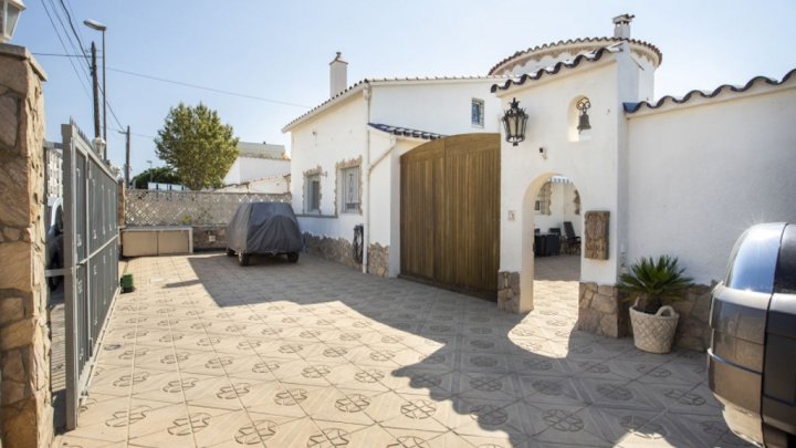 Espagne Empuriabrava Costa Brava 2 maisons à vendre sur le canal sur un terrain avec piscine privée et ponton
