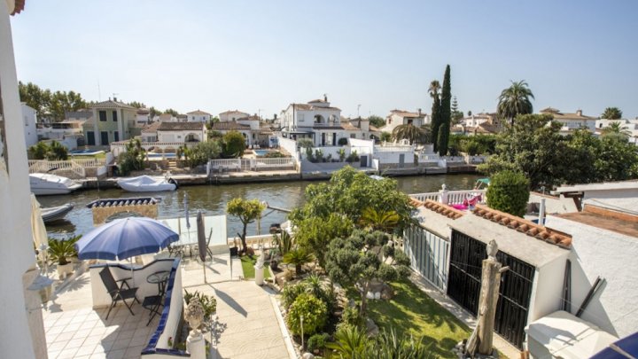 Espagne Empuriabrava Costa Brava 2 maisons à vendre sur le canal sur un terrain avec piscine privée et ponton