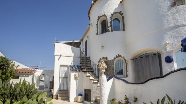 Espagne Empuriabrava Costa Brava 2 maisons à vendre sur le canal sur un terrain avec piscine privée et ponton
