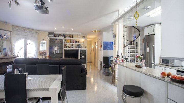 Espagne Empuriabrava Costa Brava 2 maisons à vendre sur le canal sur un terrain avec piscine privée et ponton